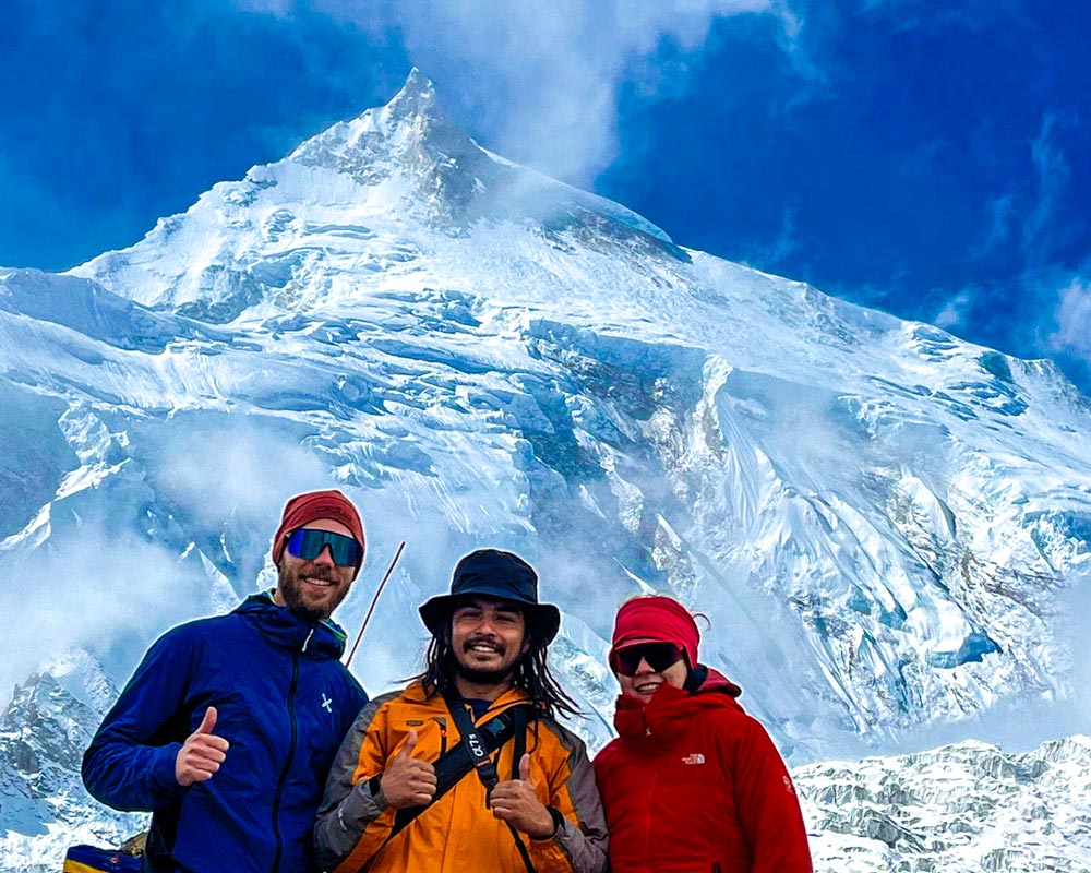 trekkers in Manaslu