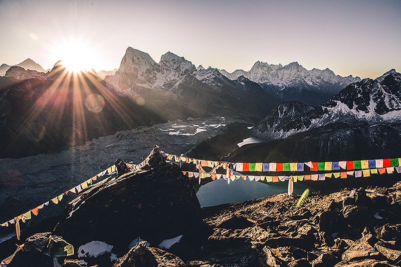 sunrise in gokyo valley