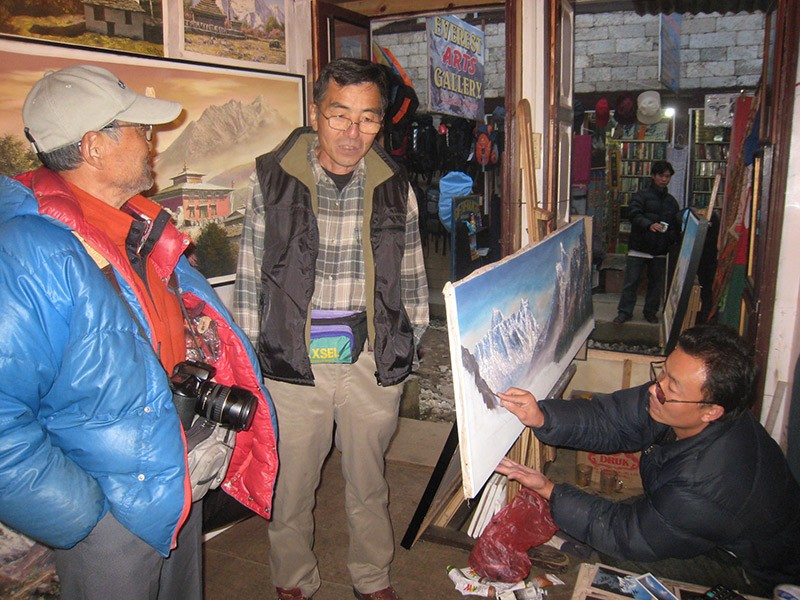 Sherpa Painting the picture of Himalaya