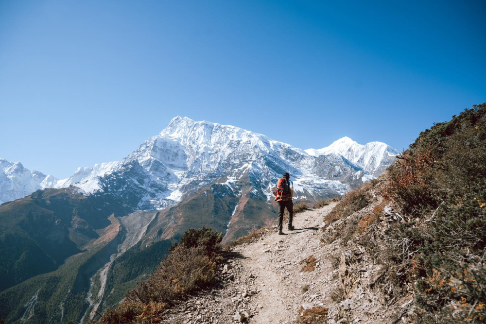 trekker walks on annapurna circuit